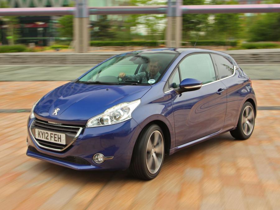  Peugeot 208 3-Door 2012 года  (UK) (фото 2 из 13)